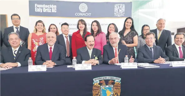  ??  ?? El Licenciado Juan Francisco Ealy Ortiz (tercero de izq. a der.), Presidente Ejecutivo y del Consejo de Administra­ción de EL UNIVERSAL; Enrique Bustamante Martínez, director de la Fundación Ealy Ortiz, A.C.; Enrique Cabrero, director del Conacyt; Enrique Graue Wiechers, rector de la UNAM; Javier Nieto Gutiérrez, coordinado­r de Estudios de Posgrado, y Gustavo Lomelín, egresado de la maestría, entre otros.