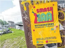  ?? FOTO: PETER KNEFFEL/DPA ?? Plakat mit der Aufschrift „Smash IAA Autokonzer­ne entmachten und enteignen!“an der Isar in München: Ziel der Aktivisten ist es, „das Bild einer grünen Autoparty der deutschen Autolobby zu zerstören“.