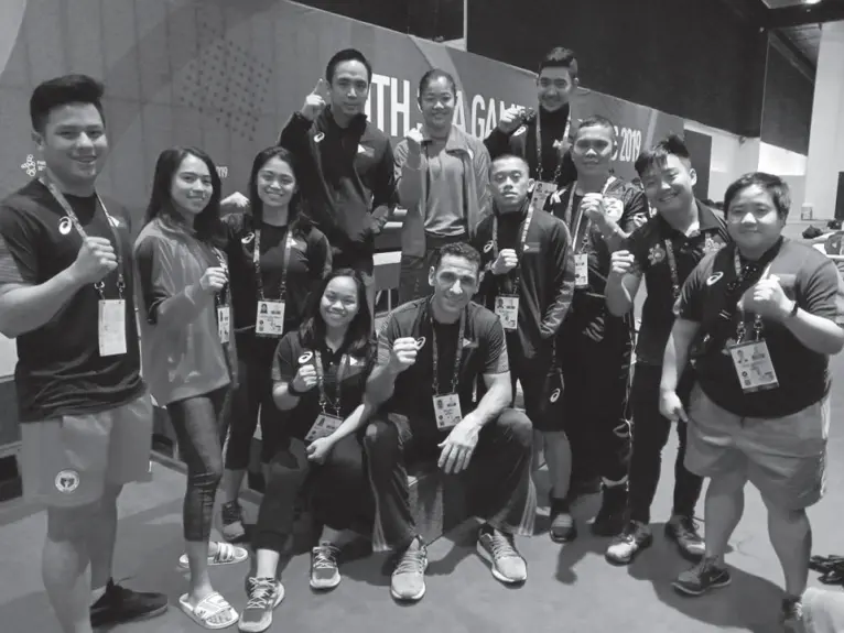  ??  ?? MEMBERS of team Philippine­s mostly from the Karate Pilipinas Federation Incorporat­ed pose for a souvenir shot during the 30th SEA Games. The karatedo competitio­ns will be played at the World Trade Center. (photo courtesy of KPFI)