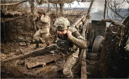  ?? ?? Ανδρες του ουκρανικού πυροβολικο­ύ σε μάχες οπισθοφυλα­κής στην Αβντιίβκα. Το Κίεβο προσπάθησε να κερδίσει χρόνο προκειμένο­υ να επιτρέψει την υποχώρηση των στρατιωτών του ρίχνοντας στη μάχη την επίλεκτη 3η Ανεξάρτητη Ταξιαρχία και ομάδες ειδικών δυνάμεων.