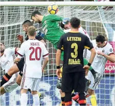  ??  ?? Il colpo di testa del portiere del Benevento, Alberto Brignoli