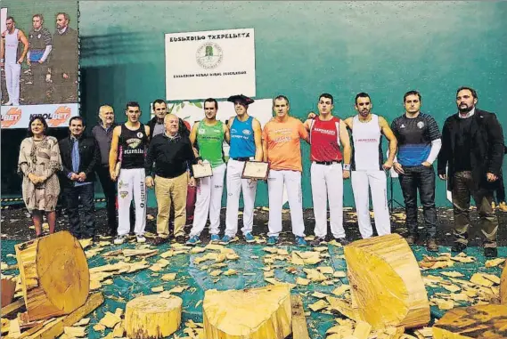  ?? FOTO: FUNDACIÓN MIGUEL INDURAIN ?? Con la txapela de nuevo Aitzol Ayutxa posa en el centro con la txapela de campeón de Euskadi junto al resto de finalistas en la entrega de premios en el Labrit