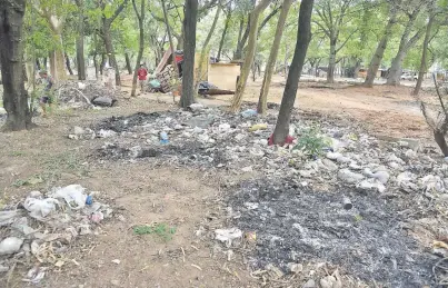  ??  ?? Hay kilos y kilos de basura desparrama­da por todo el parque, entre botellas, bolsas, pañales y otros. Además, se pueden ver rastros de quema de basura, la que está prohibida por el daño ambiental que causa.