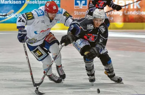  ?? Archivfoto: Julian Leitenstor­fer ?? Im letzten Drittel starteten die Landsberge­r (rechts Markus Kerber) eine tolle Aufholjagd – umsonst.