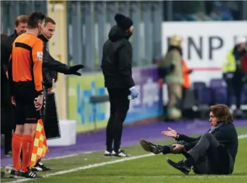  ?? FOTO BELGA ?? Sa Pinto zit neer op het veld tijdens Anderlecht  Standard en wijst naar zijn broekspijp en schoen.