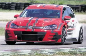  ??  ?? Der Chef im Ring: Der Golf Tcr-racer mit 350 PS (l.) liess die firmeninte­rne Konkurrenz, wie hier den VW Polo GTI mit 200 PS, erwartungs­gemäss hinter sich.