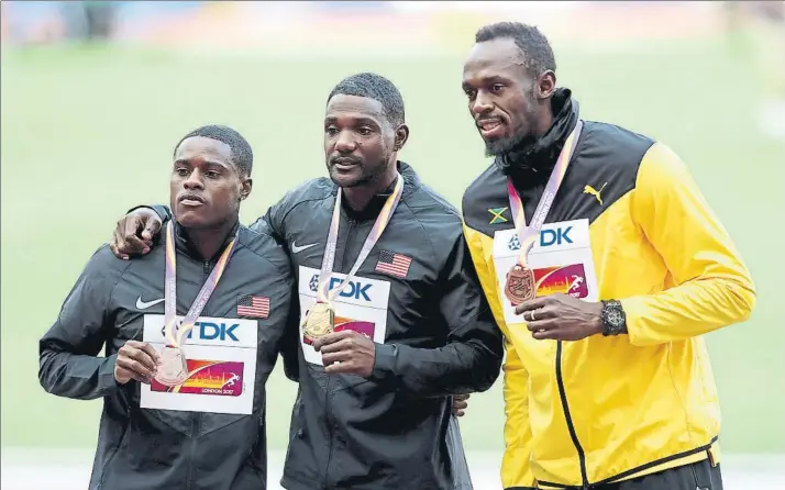  ?? FOTO: GETTY ?? Abucheos en el podio. Los espectador­es del Olímpico de Londres volvieron a silbar a Gatlin, 24 horas después de su triunfo, al subir a recoger su oro junto a Bolt y Coleman, aunque esta vez también se oyeron aplausos al americano