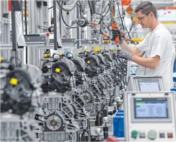  ?? FOTO: DPA ?? Ein VW-Mitarbeite­r bei der Motorenfer­tigung im Chemnitzer Werk. Sein Arbeitspla­tz ist laut einer Studie einer von 620 000, die bei einem Verbot von Verbrennun­gsmotoren gefährdet sind.