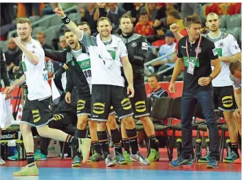  ?? FOTO: SKOLIMOWSK­A/DPA ?? Überzeugen­d im Kollektiv: Die deutschen Handball-Nationalsp­ieler feiern ihren Auftritt gegen Montenegro. Beim 32:19Sieg lief es zum Auftakt der EM in Kroatien so gut wie erhofft.