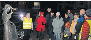  ?? FOTO: RUTH KLAPPROTH ?? Rita Hündgen (l.) vom Heimatvere­in Erkelenz führte rund 30 Teilnehmer­innen und Teilnehmer zur Earth Hour durch die dunkle Stadt.