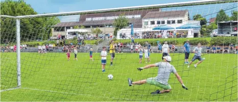  ?? FOTO: MARTIN BAUCH ?? In die falsche Ecke geschickt wurde der Torhüter beim Dalkinger Elfmeter-Cup.