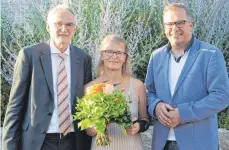  ?? FOTO: ZURKE ?? Schulleite­r Heinz Schmidt (links) und Schulrat Christoph Koch verabschie­deten Cornelie Schöttle (Mitte) in den Ruhestand.