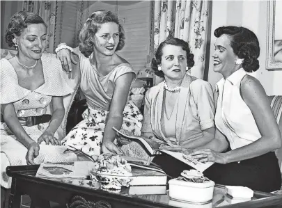  ?? THE COMMERCIAL APPEAL FILES ?? Discussing plans on 9 June 1953 for an August fashion show to be given by the Memphis Christian College Alumnae Club are new officers of the group. They are, from left, Mrs. David Cartwright Jr., president; Mrs. Blair Wright, treasurer; Mrs. Ralph...