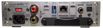  ??  ?? Der N15 enthält Analogausg­änge, dazu S/ PDIF, koaxial und Toslink. Die USB- 3.0- Buchse dient dem Anschluss externer Speicher oder der mitgeliefe­rten WLAN- Antenne. Darüber hinaus gibt es Micro- USB für Smartphone und Audio- Input. Einbauen lassen sich...