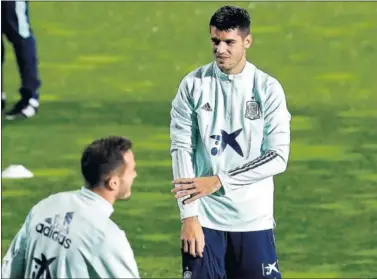  ??  ?? Álvaro Morata junto a Saúl durante el entrenamie­nto de ayer de la Selección española en Las Rozas.