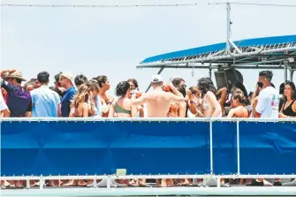  ?? CUARTOSCUR­O ?? Pese a la pandemia, a Cancún siguen llegando turistas de todo el planeta