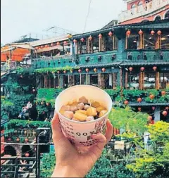  ?? @GIRLEATWOR­LD ?? Jiufen, en Taiwán, con un postre típico de la región