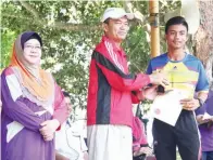  ??  ?? MAHAMAD Shukri menyampaik­an hadiah kepada wakil SMK Labuan yang menjuarai kategori Lelaki Bawah 15 Tahun.