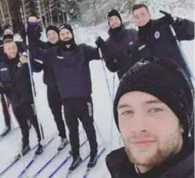  ?? FOTO RR ?? De spelers van Beerschot Wilrijk eerder deze week op de skilatten. Vandaag trekken ze hun voetbalsch­oenen weer aan voor de wedstrijd tegen Virton.