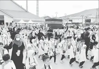  ?? ?? TAWAF: Sebahagian daripada kanak-kanak Little Caliphs melakukan Tawaf Perdana pada Program Simulasi Haji Cilik 2022M/1443M di Taman Ekspo Pertanian Malaysia (MAEPS), Serdang, kelmarin.