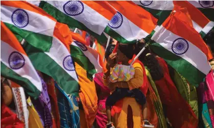  ?? ?? Photograph: Idrees Mohammed/EPA People holding Indian flags during a boat rally to mark the 75th Independen­ce Day at Neelangara­i beach, in Chennai.