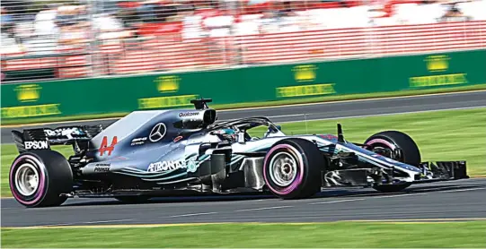  ?? BOBBY ARIFIN/JAWA POS ?? UNGGUL JAUH: Pembalap Mercedes Lewis Hamilton mencatat rekor waktu tercepat pada kualifikas­i Grand Prix Australia di Sirkuit Albert Park, Melbourne, kemarin.