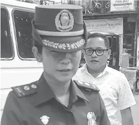  ?? / FILE ?? ■ GIKIHA: Si Cebu City Councilor Dave Tumulak (tuo) gipasakaan og kaso sa Criminal Investigat­ion and Detection Group (CIDG) 7 tungod sa giingong pagkulata sa drayber ni anhing PO3 Eugene Calumba.