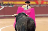  ?? ?? Coraje. Si alguien debe mostrar temple al ejercer su oficio, ese es el matador de toros. En cada lance pone en entredicho su integridad física.