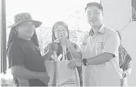  ?? ?? BANTUAN: Steven (kanan) menyampaik­an bakul makanan kepada seorang penduduk kampung di Bintulu, kelmarin.