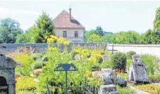  ?? FOTO: SUSANNE KUHN-URBAN ?? Friefhof im Gruorn mit Schulhaus im Hintergrun­d.