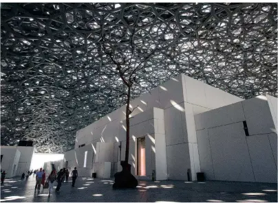  ?? FOTO: HELGE BENDL ?? Sonnenstra­hlen fallen durch das Dach des Louvre Abu Dhabi und sorgen für ein fasziniere­ndes Schattensp­iel.