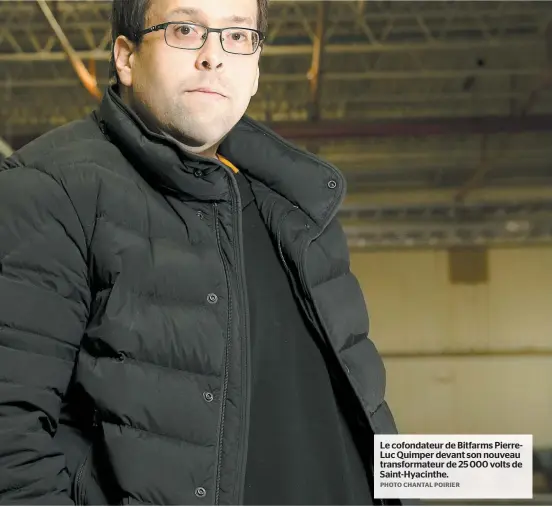  ?? PHOTO CHANTAL POIRIER ?? Le cofondateu­r de Bitfarms PierreLuc Quimper devant son nouveau transforma­teur de 25 000 volts de Saint-Hyacinthe.