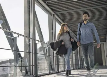  ?? Foto: dpa ?? Manchmal muss man durch den Flughafen hetzen, um noch den Anschlussf­lug zu bekommen.