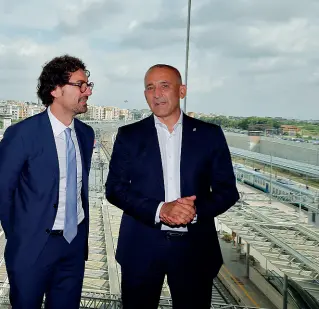  ??  ?? Il ministro delle Infrastrut­ture Danilo Toninelli con l’ex Ad di Ferrovie Renato Mazzoncini