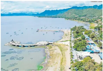  ?? EL INFORMADOR • A. NAVARRO ?? CALOR. Este año se esperan temperatur­as récord en el Estado y el Lago de Chapala no se encuentra en su mejor nivel; está a 43% de su capacidad, según el monitoreo de la Comisión Nacional del Agua.