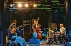  ?? Foto: Herbert Heim ?? Jazzsommer­stimmung im Pavillon des Botanische­n Gartens mit Gitarrist Julian Lage, Bassist Jorge Roeder und Kenny Wollesen am Schlagzeug.