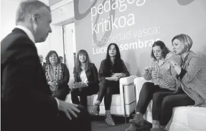  ?? Foto: Efe ?? El lehenakari, junto a las cinco mujeres, hijas de víctimas del terrorismo, que participar­on en el acto.