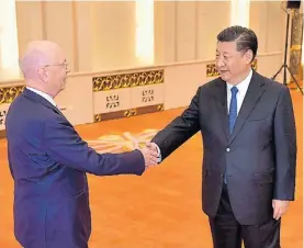  ?? AFP ?? Saludos. Xi Jinping con el titular del World Economic Forum.