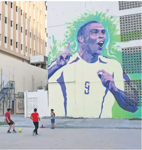  ?? FOTO: SIMON HOLMES/IMAGO ?? Die Fußball-Begeisteru­ng in Katar ist groß. Überall wird mit dem Ball gespielt.