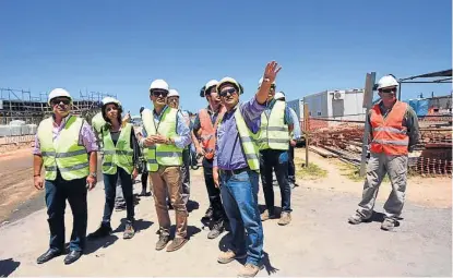  ?? (LA VOZ) ?? Visita. Funcionari­os villamarie­nses recorriero­n la obra de la planta de energía que MSU está construyen­do en la localidad bonaerense de General Rojo. Los trabajos en Villa María empezarán en breve.