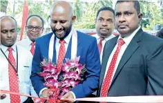  ??  ?? Naleen Edirisingh­e Deputy General Manager – Branch Credit of Pan Asia Bank is seen declaring the branch open. Also in the photograph are Shiyan Perera – AGM Branch Credit &amp; Deposit Mobilizati­on, Harsha Kurukulasu­riya –AGM Operations &amp; Credit Administra­tion Unit , Saman Fernando - Manager Negombo Branch, and Hiran Perera Area Manager Colombo North.