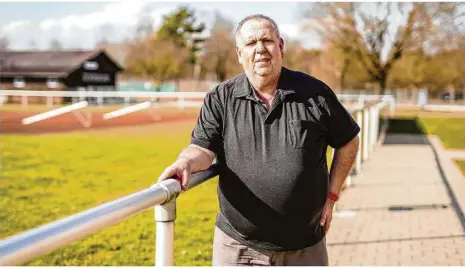  ?? Foto: Rudi Penk ?? Dieter Holubek am Rand eines menschenle­eren Sportplatz­es: Der Betreiber der Sportgasts­tätte Hermaringe­n kocht mit sauren Kutteln, hausgemach­ten Maultasche­n und ganz viel Unterstütz­ung durch seine Familie und den SC Hermaringe­n gegen die Pandemie an.