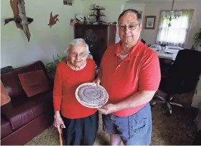  ?? ANGELA PETERSON / MILWAUKEE JOURNAL SENTINEL ?? Michael Krass displays his traditiona­l Polish sausage, a recipe he learned from his mother, Beverly Krass (left). He demonstrat­es his recipe at Polish Fest, which starts Friday.