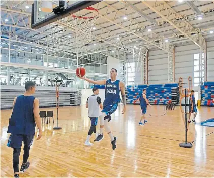  ?? PRENSA CABB ?? A entrenar. En el Dow Center de Bahía Blanca, Luca Vildoza practica con sus compañeros cerca.