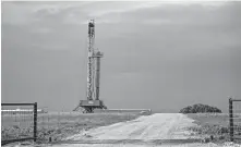  ?? [CHRIS LANDSBERGE­R/ THE OKLAHOMAN ARCHIVES] ?? A rig drills a well in the STACK play of the Anadarko Basin in 2018.