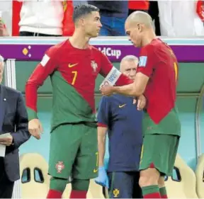  ?? Foto: Efe ?? Momento en el que Cristiano recibe el brazalete de capitán.