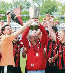  ??  ?? Großer Jubel bei den Sportfreun­den Dorfmerkin­gen nach dem gewonnen Landespoka­lfinale gegen den Favoriten Stuttgarte­r Kickers (:). Foto: Imago