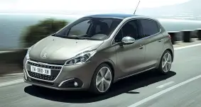  ??  ?? La Peugeot 208 con l’innovativa carrozzeri­a opaca e satinata Ice Grey (c’è anche la Ice Silver): leggerment­e granulosa, mette in risalto le forme e resiste meglio ai piccoli graffi e ai rulli del lavaggio