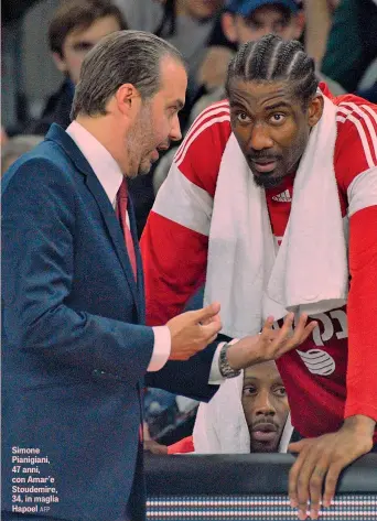  ?? AFP ?? Simone Pianigiani, 47 anni, con Amar’e Stoudemire, 34, in maglia Hapoel