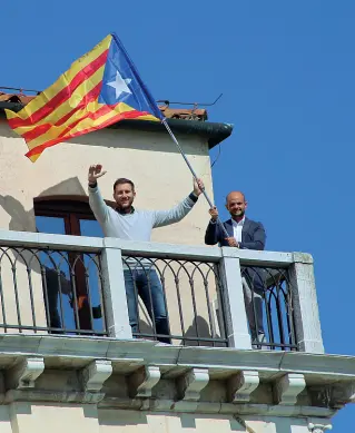  ?? ?? Leghisti sul tetto Il capogruppo della Lega Nicola Finco, a destra, e il suo vice Riccardo Barbisan, sventolano la bandiera catalana sul tetto di Palazzo Ferro Fini